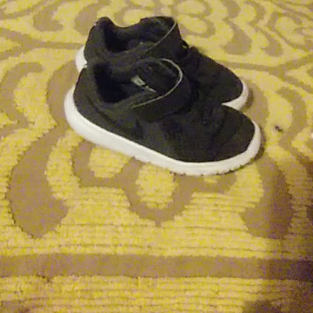 girls black black sneaker